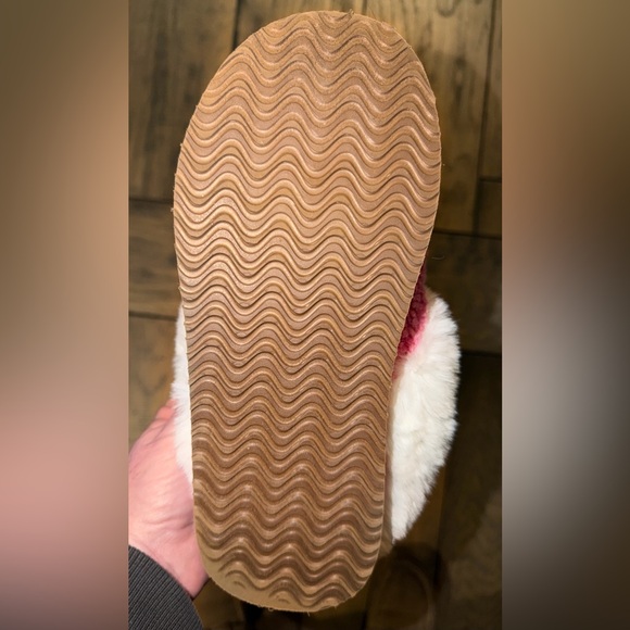 American Eagle Cozy Pink Smiley Face Slippers - Picture 4 of 5